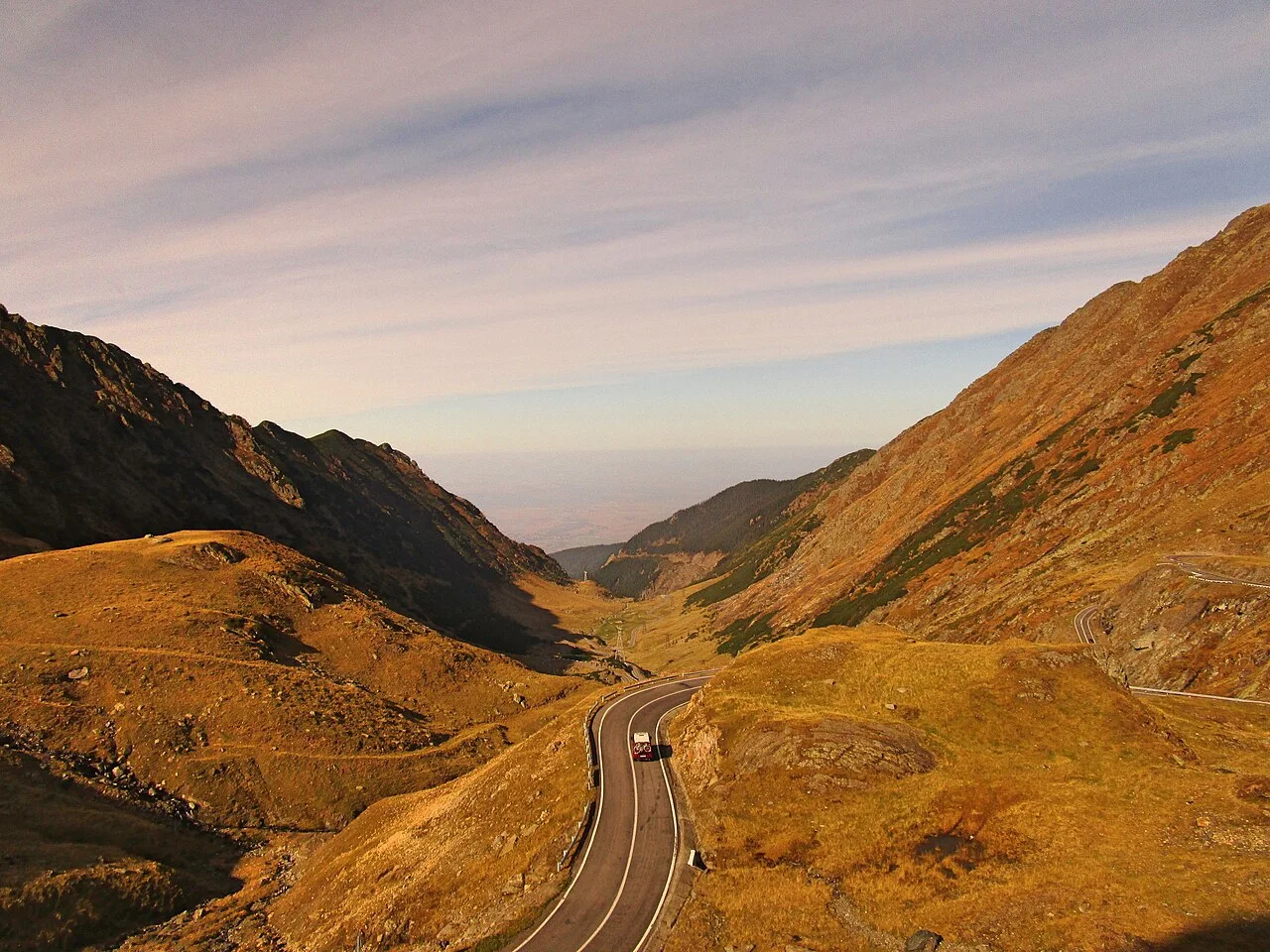La route Transfăgărășan serpente à travers les Carpates roumaines