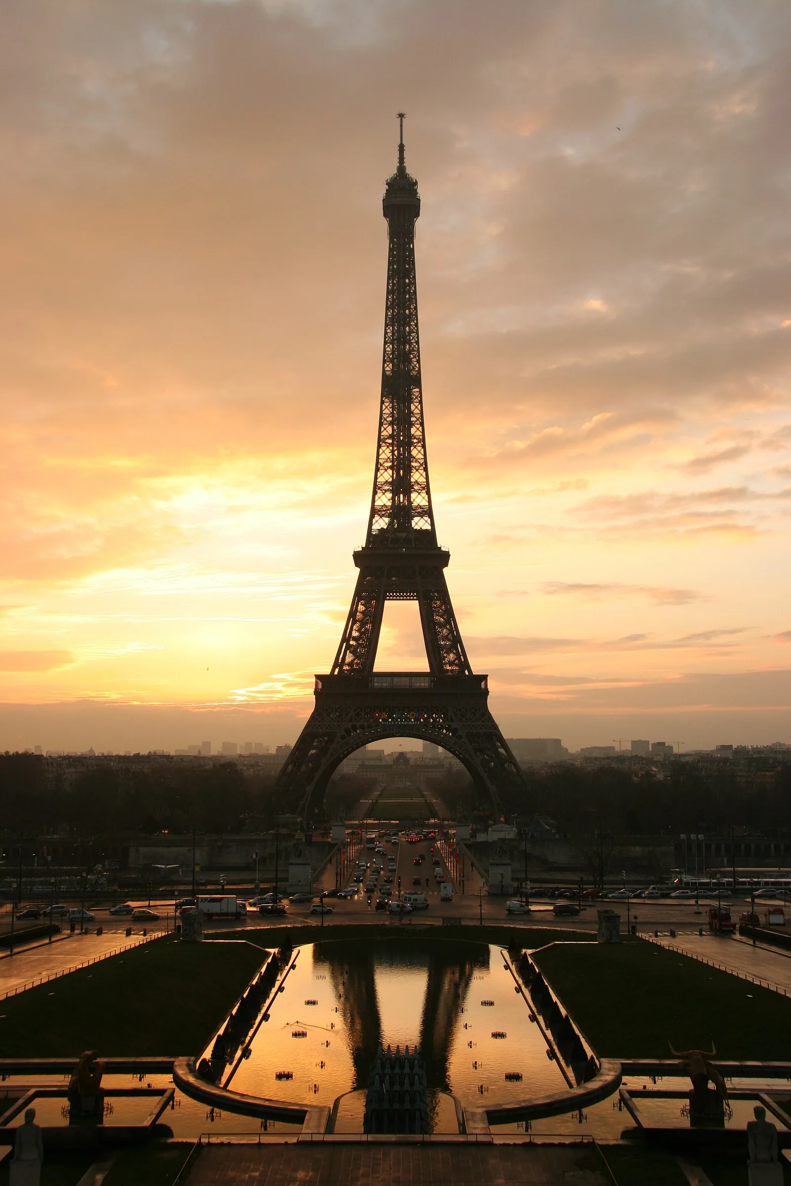 La tour Eiffel se détache dans la lumière dorée du matin à Paris
