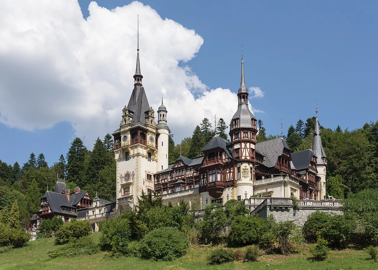 Le château de Peleș à Sinaia, illustration du patrimoine roumain ; il ne figure pas parmi les sites UNESCO cités